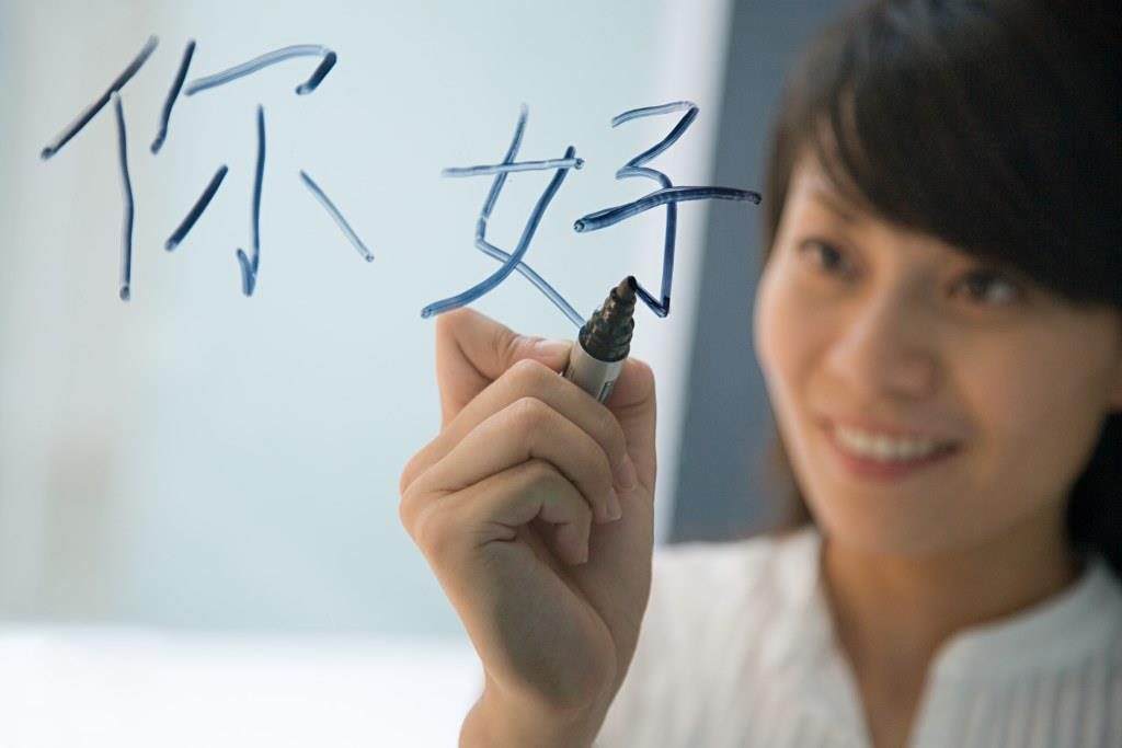 http://hkedc.com/wp-content/uploads/2014/03/Mandarin-Teacher-Writing-on-the-glass-1024x683.jpg
